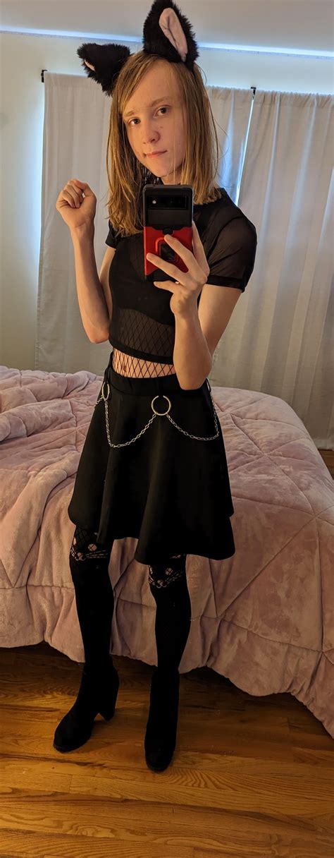 Do I make a sexy catgirl? : r/fempark