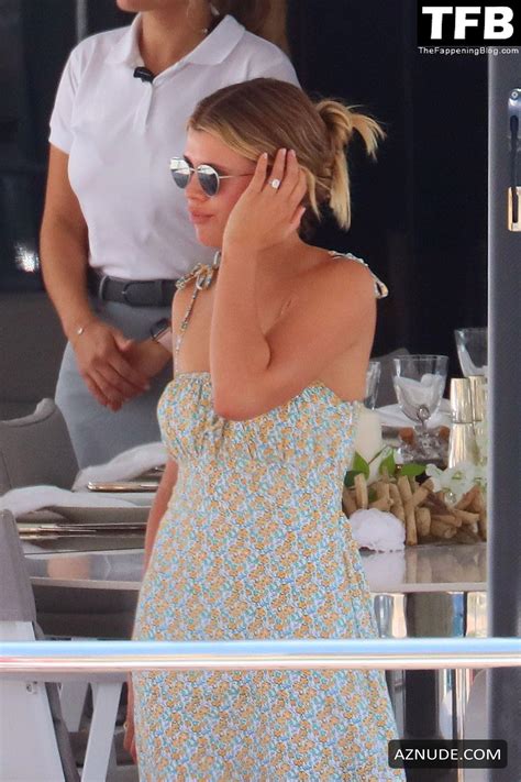 Sofia Richie Sexy Seen Flaunting Her Hot Bikini Body On Vacation With