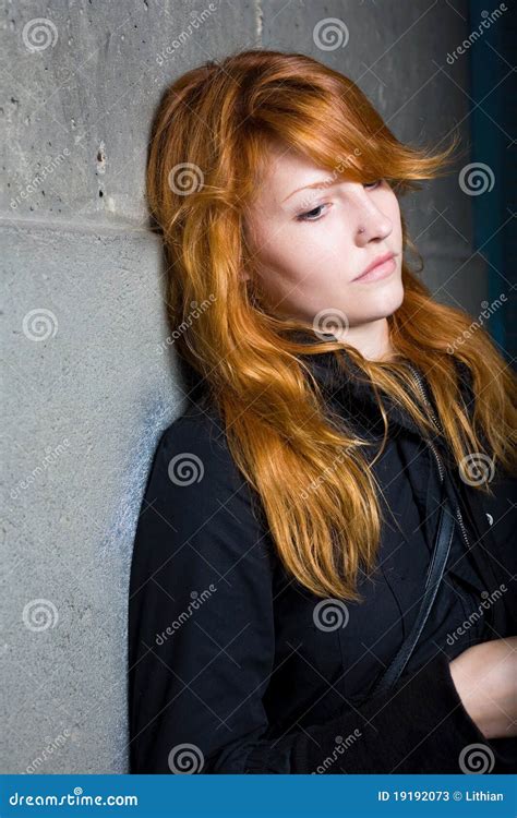 Tristesse Verticale Déprimée Belle Fille Rousse Image Stock Image Du Crainte Adolescents