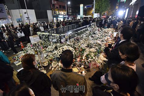 포토 이태원 압사 사고 추모공간 가득 채운 국화 Save Internet 뉴데일리