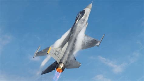 Crazy Us F 16 Pilot Performs Extreme Climb Maneuver At Full Afterburner Youtube