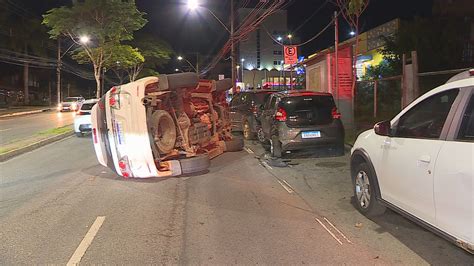 Carro Capota Na Avenida Raja Gabaglia Em Belo Horizonte E Bate Em