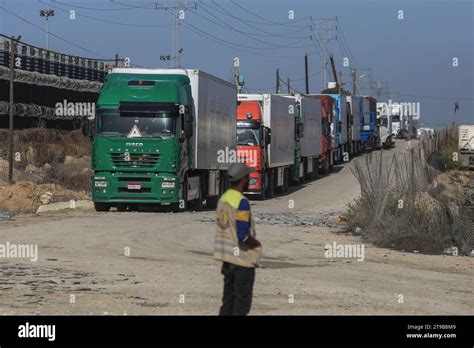 Rafah Territorios Palestinos 24 De Noviembre De 2023 Camiones Que