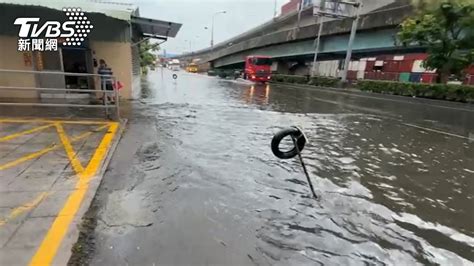 暴雨炸高雄！前鎮這條路「開車如開船」 海波浪畫面曝│tvbs新聞網