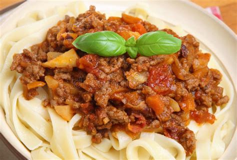 Salsa Boloñesa Con Las Pastas De Los Tallarines Imagen de archivo