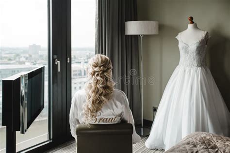 Preparándose Para La Boda De Novias Imagen de archivo Imagen de manos