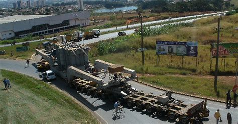 G1 Carreta quebra e bloqueia viaduto em Goiás notícias em Brasil