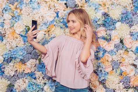 Jeune Femme Prenant Selfie Avec Smartphone Photo Gratuite