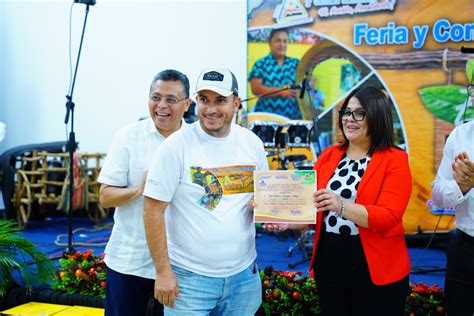 Premian A Ganadores Del Concurso Nacional Eco Madera Radio La Primerisima