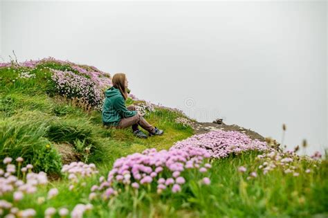 Turista Disfrutando De Su Tiempo En Los Famosos Acantilados De Su Madre