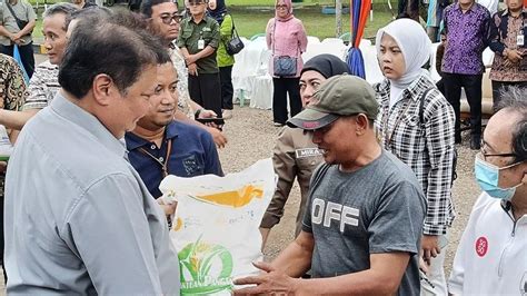 Bansos Beras Cbp Diserahkan Simbolis Di Jambi Masyarkat Bisa Cek