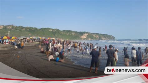 Ribuan Wisatawan Padati Pantai Parangtritis Diperkirakan Puncaknya