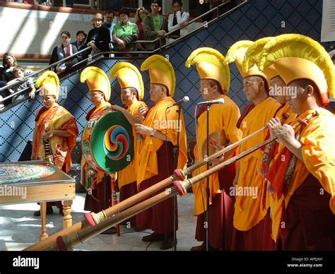 Monjes tibetanos tocando instrumentos fotografías e imágenes de alta