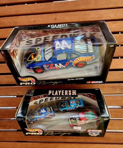 HOT WHEELS PRO RACING NASCAR TRACK EDITION AND CAR SET KYLE