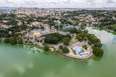 Vista aérea da lagoa da pampulha na cidade de belo horizonte em minas