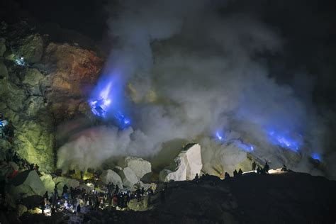 Natural Wonders: The Blue Fire of Kawah Ijen » Explorersweb