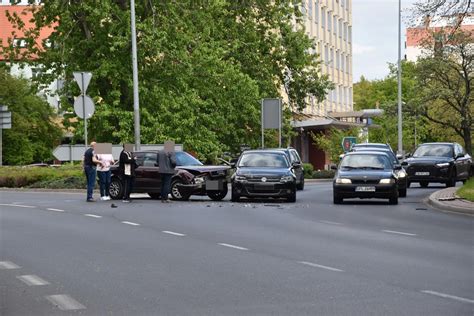 Zderzenie na dużym rondzie w Głogowie Audi wjechało w VW Głogów