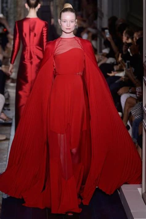 Les plus belles robes rouges signées Valentino Garavani Idées de mode