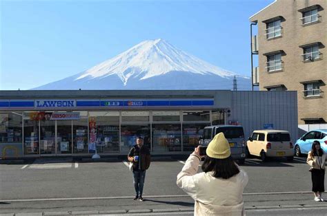 「富士山ローソン」の目隠し幕、きょうにも完成へ 訪日客のマナー違反続出 産経ニュース