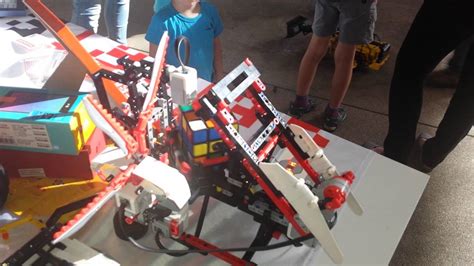 Lego Robot Solves Rubik S Cube Lego Mindstorms Youtube