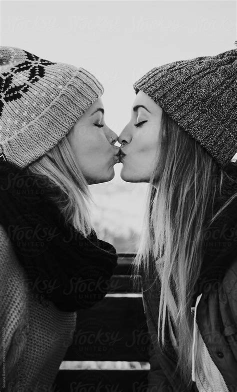 Two Women Kissing By Susana Ramírez Kiss Women Free Download Nude