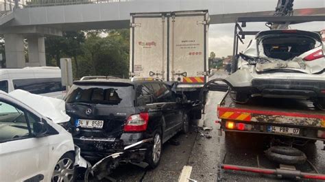 Üsküdar da zincirleme kaza TOMA nın freni patladı 14 araç birbirine