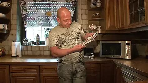 Mit ihrer feuchten Muschi zeigt sich diese brünette MILF deutscher