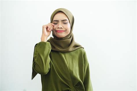 녹색 드레스와 Hijab 눈을 들고 입고 아름 다운 슬픈 젊은 아시아 무슬림 여성 프리미엄 사진