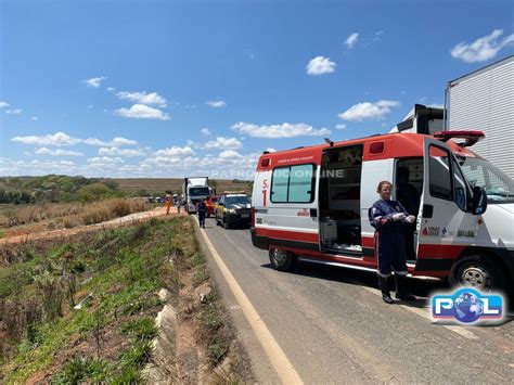 Carreta Bate Na Traseira De Outra Na Br E Cabine Fica Destru Da