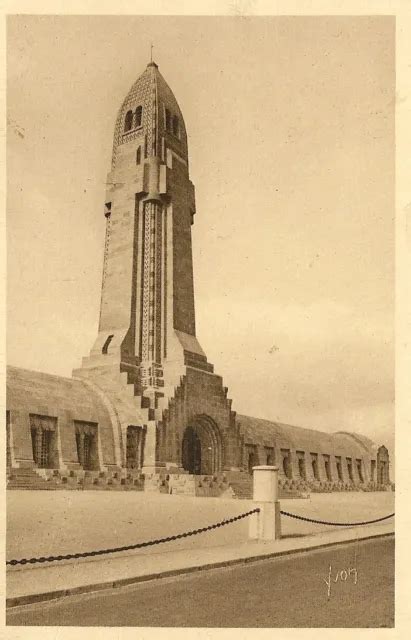 CARTE POSTALE VERDUN Champs De Bataille Ossuaire Et Phare De Douaumont