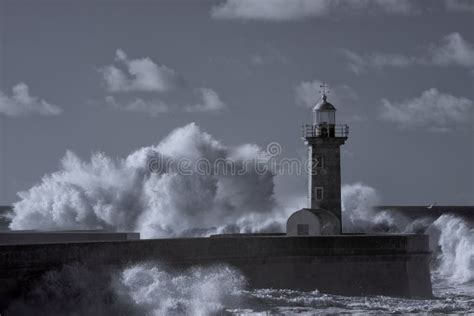 Ondas Grandes De Tempestade Batendo Contra O Velho Farol Foto De Stock