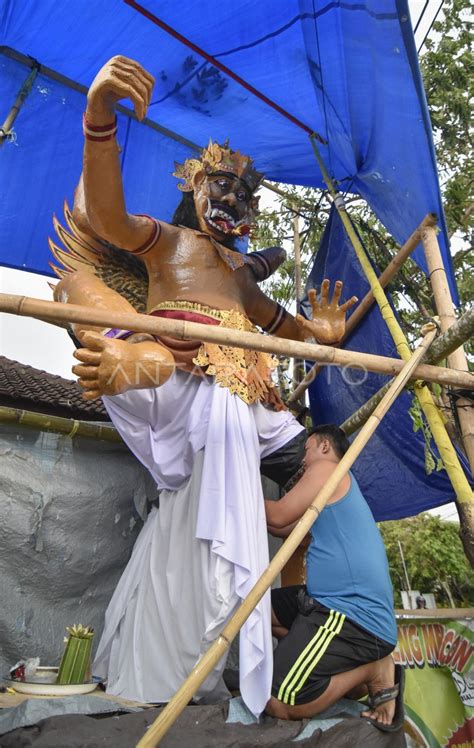 PEMBUATAN OGOH OGOH JELANG NYEPI ANTARA Foto