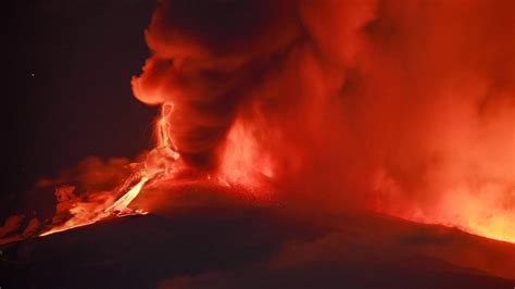 Vulkan Auf Sizilien Tna Spuckt Lava Und Asche Flughafen Au Er Betrieb