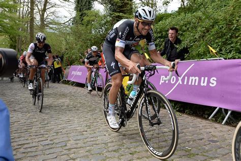 📸 Tom Boonen Krijgt Eigen Standbeeld Op Zijn Taaienberg Ben Enorm