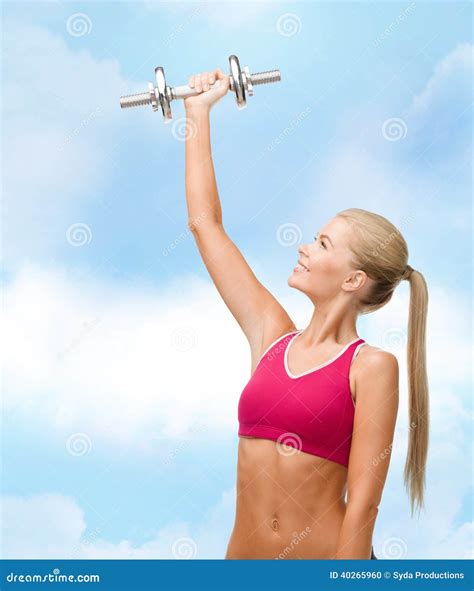 Mujer Sonriente Con Pesa De Gimnasia De Acero Pesada Foto De Archivo