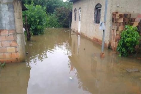 Chuva Causa Alagamentos E Deixa Fam Lias Desabrigadas Em Bh Metr Poles