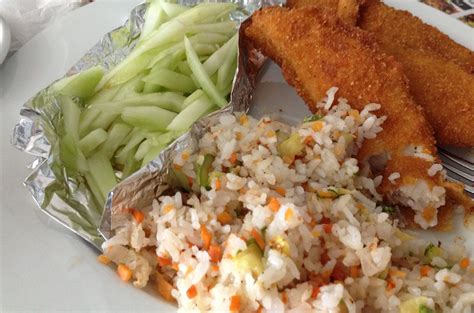 Delicioso Filete De Pescado Empanizado Con Una Ensaladita De Pepino Y