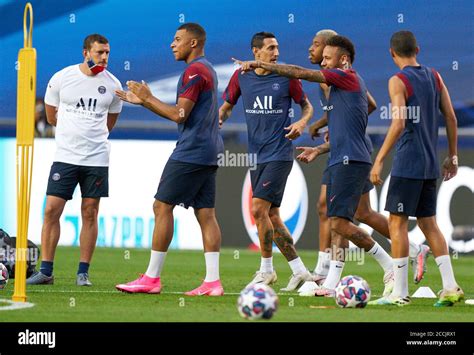 Neymar Psg Bus Banque D Image Et Photos Alamy