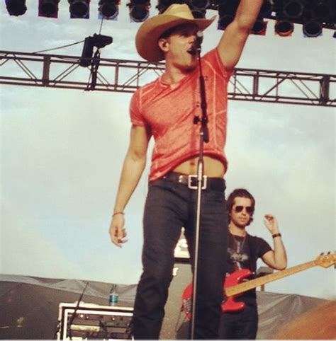 Dustin Lynch Shirtless