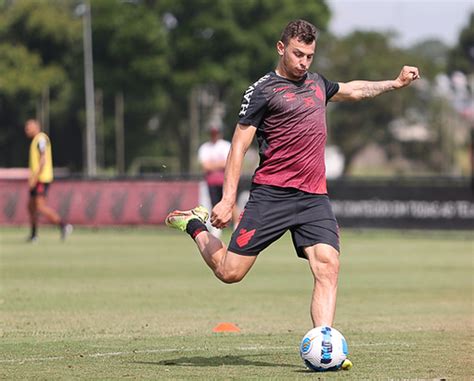 Emprestado Pelo Flamengo Hugo Moura Desfalca Athletico Em Duelo Pelo