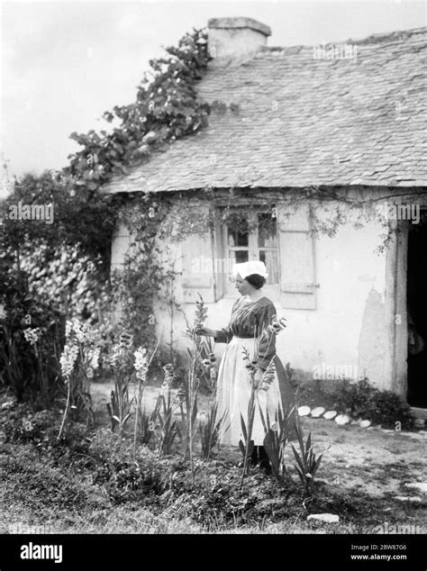 1920s fashion france dress Black and White Stock Photos & Images - Alamy