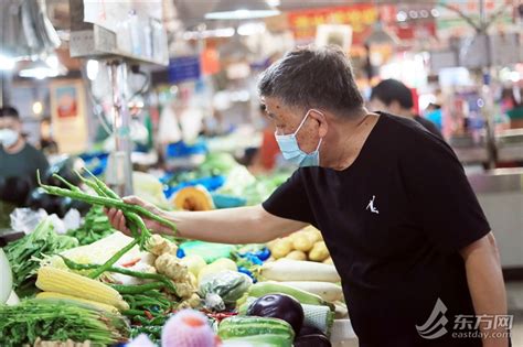 早晨的“小菜场”飘起熟悉的“烟火气” 上海今起加快农贸市场复商复市 组图