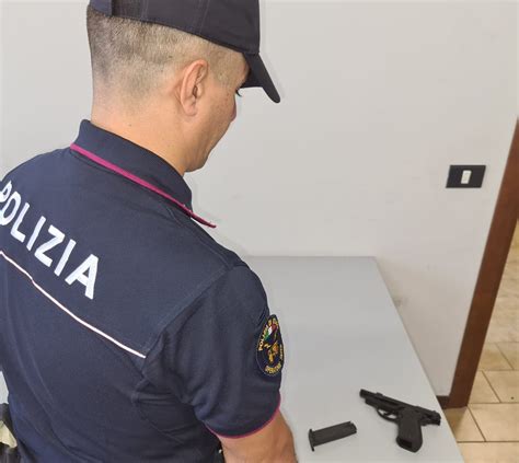 Spara in aria con pistola a salve nel centro città denunciato