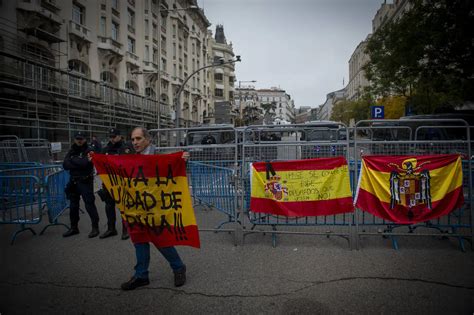 Decenas de personas se concentran contra Sánchez en el perímetro del