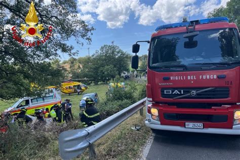 Motociclista Gravissimo Dopo Lo Schianto Sul Guard Rail E Il Volo In Un