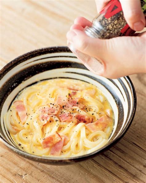 約5分で完成！電子レンジで釜玉カルボナーラうどん Esseonline（エッセ オンライン）