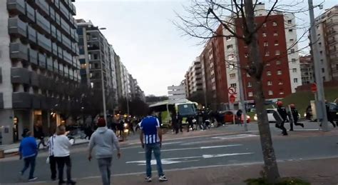 Real Sociedad Roma bus dei tifosi giallorossi assaltati dagli ultrà