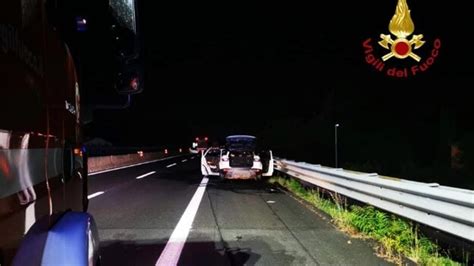 Auto Prende Fuoco In Autostrada A11 A Prato Paura Nella Notte