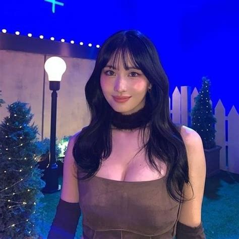 [PANN] Twice Momo, fiziğiyle övgü alıyor