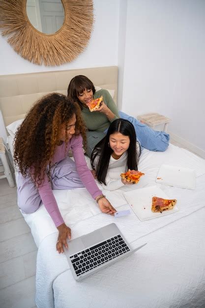 Amigos De Tiro Completo Comendo Pizza Deliciosa Foto Premium